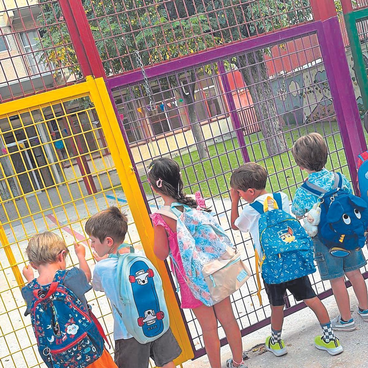 Alumnos esperando para entrar al colegio en el primer día de inicio del curso en Murcia.