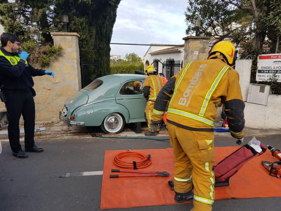 Un conductor queda atrapado al estrellar su coche de época contra un muro en Xàbia