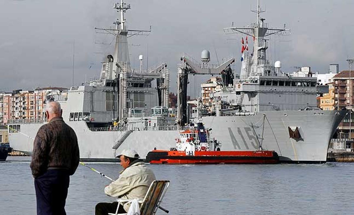 El vaixell d’aprovisionament de combat (BAC) ’Cantabria’, el més gran de l’Armada, atraca al moll Albareda a Santander, on demà en un acte castrense presidit per la ministra de Defensa, Carmen Chacón, rebrà la seva bandera de combat.