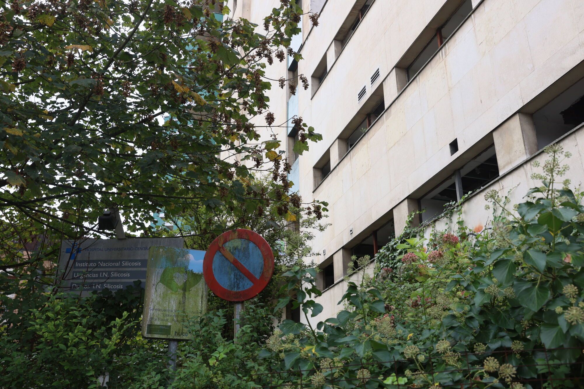Viejo HUCA. Recorrido por cómo está el viejo hospital.