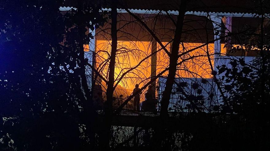 Bomberos trabajan en la extinción del incendio originado en una nave agrícola de Monfarracinos. | CEDIDA