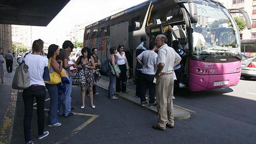 Dos autobuses trasladaron a los pasajeros afectados por la suspensión del servicio ferroviario entre las ciudades olívica y herculina.
