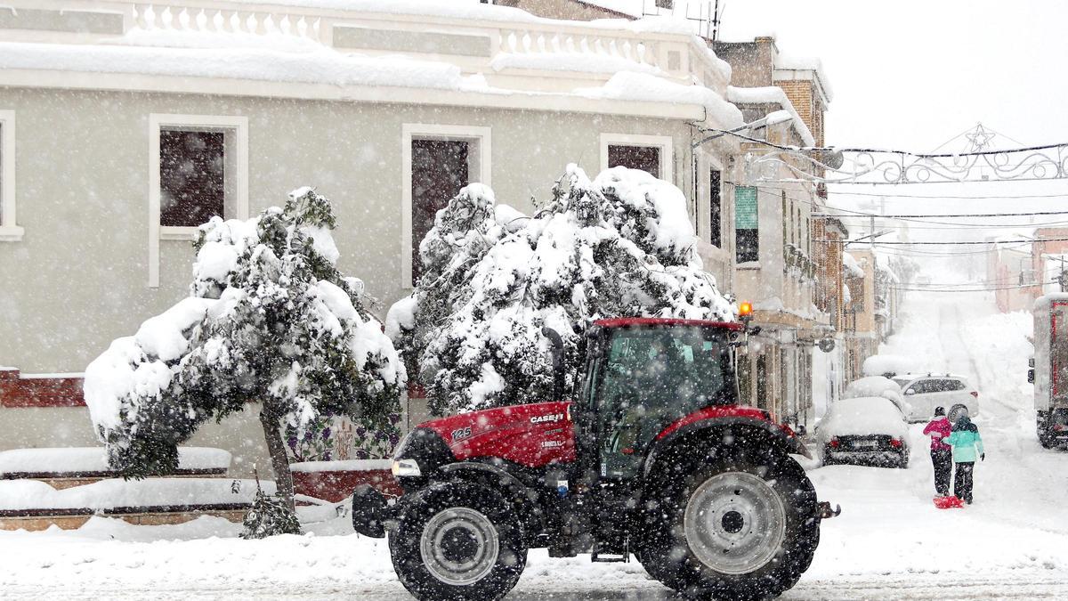 La nieve impide salir de casa en los pueblos del interior de la C. Valenciana