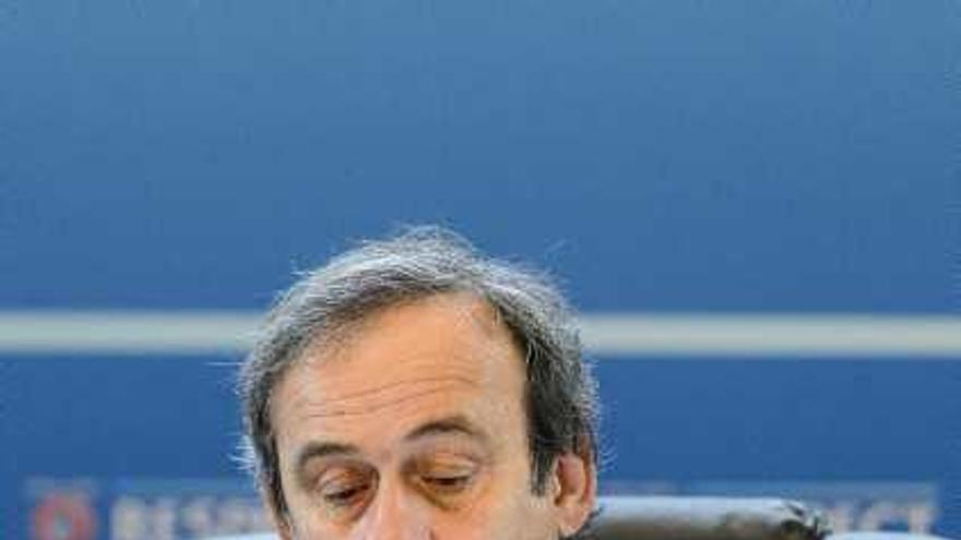 Michel Platini, presidente de la UEFA, estuvo con los rectores abicelestes el jueves en el sorteo de la Champions.