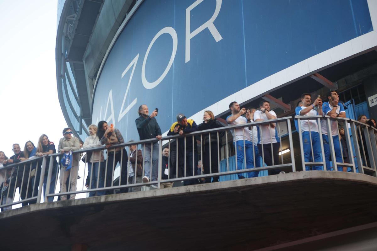 Así fue el recibimiento de la afición a la llegada del Deportivo en Riazor para el partido ante el Zaragoza