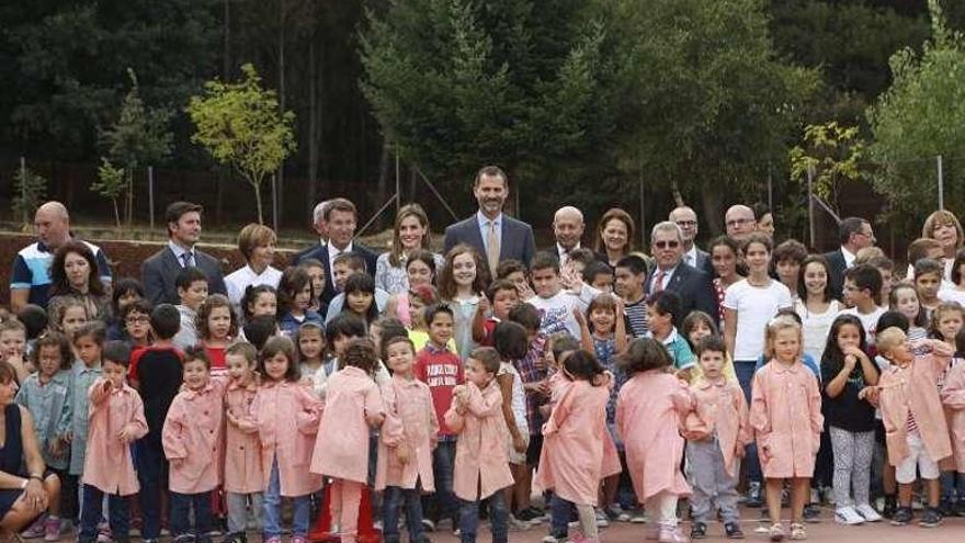 Imagen de los Reyes con los alumnos del centro. // FdV