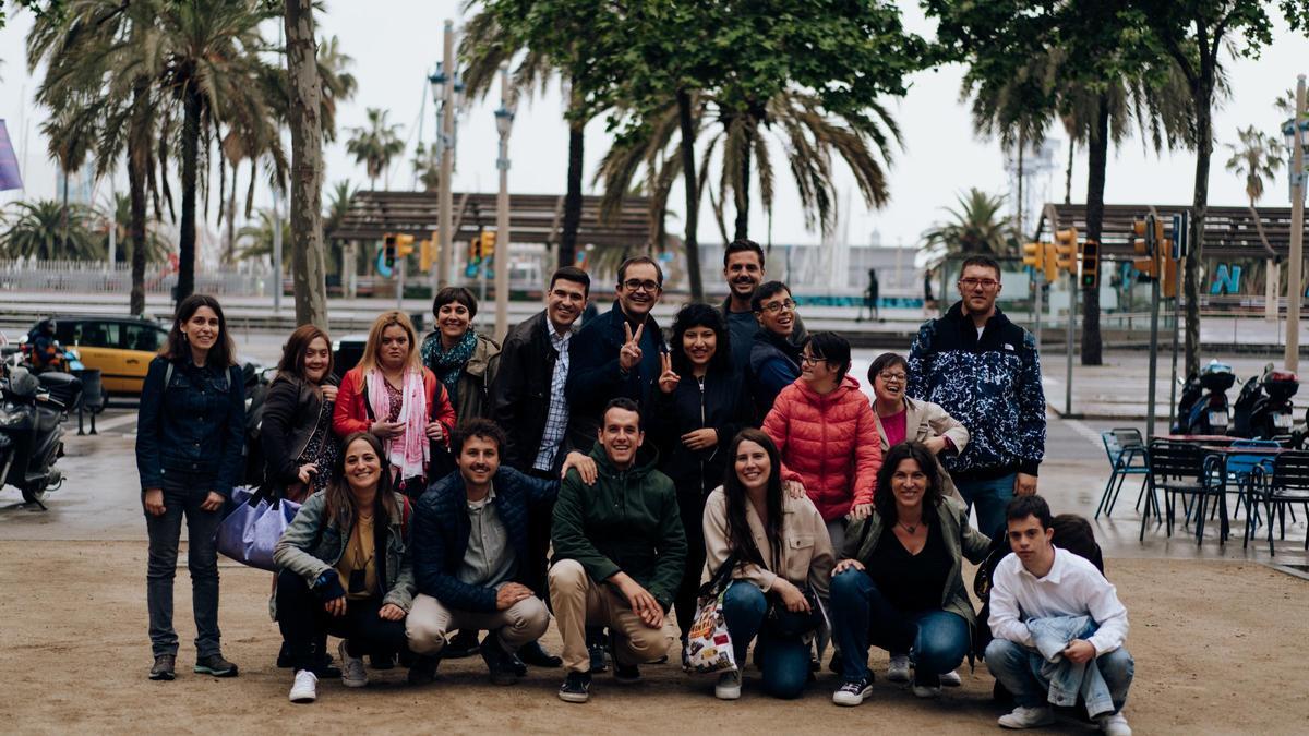 Jóvenes con discapacidad intelectual disfrutando de su tiempo libre.