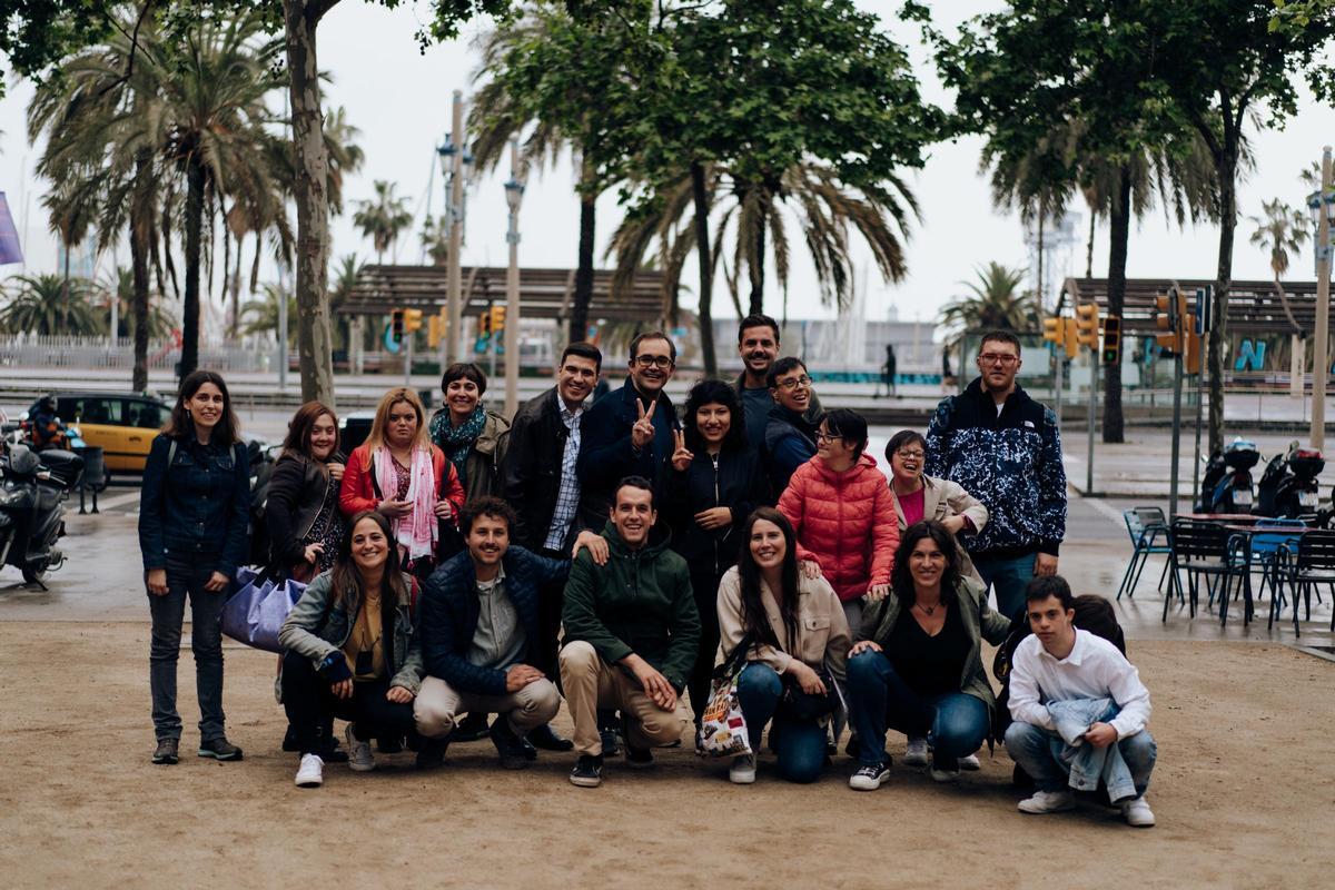 Jóvenes con discapacidad intelectual disfrutando de su tiempo libre.