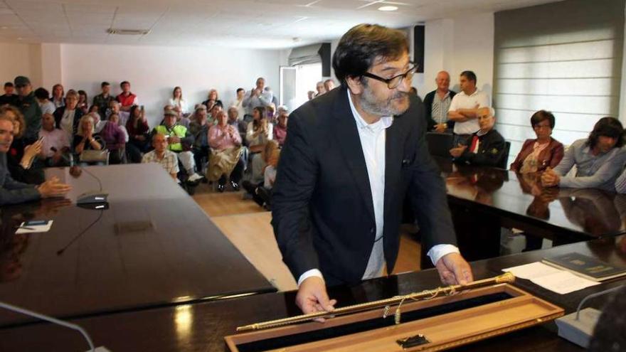 Ricardo Sánchez en el momento de ser investido alcalde de Miño.