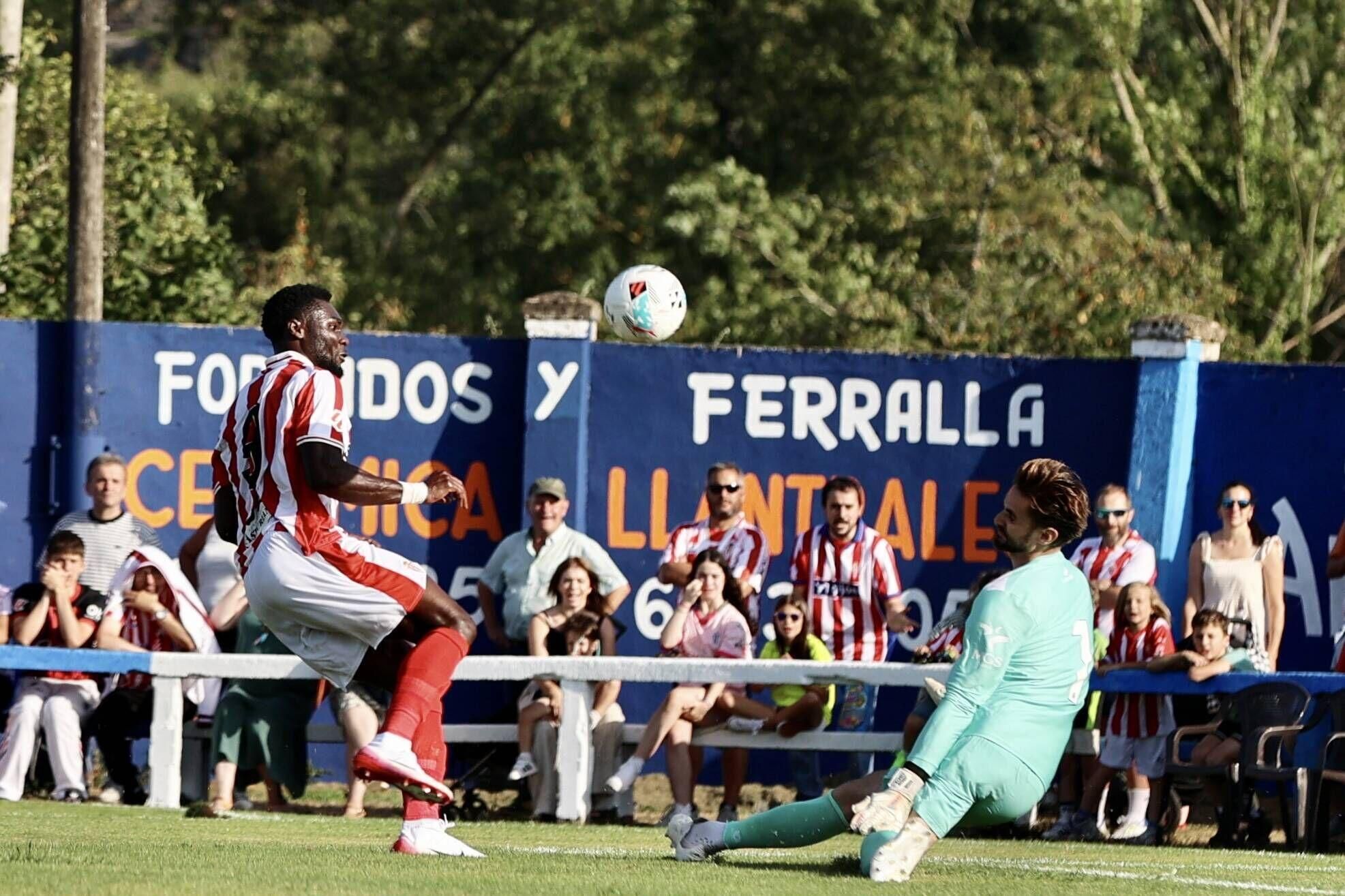 EN IMÁGENES: Amistoso de pretemporada en Grado entre Sporting y Racing de Santander