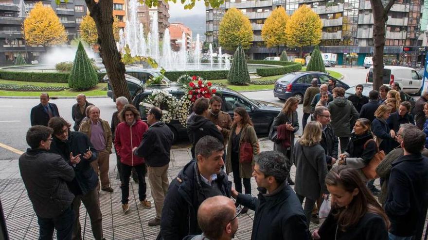 Asistentes al funeral, a la llegada de las cenizas del fallecido a la iglesia del Corazón de María.