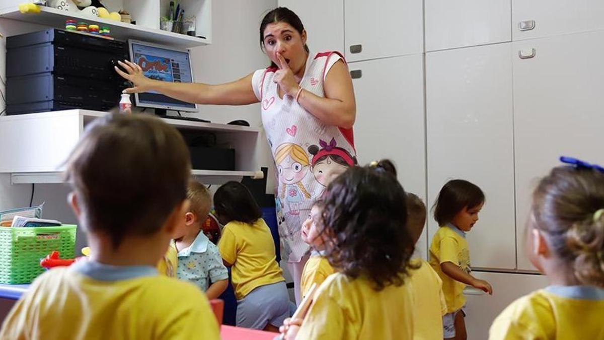 Una educadora en un aula de alumnos del primer ciclo de Infantil, en una imagen de archivo.
