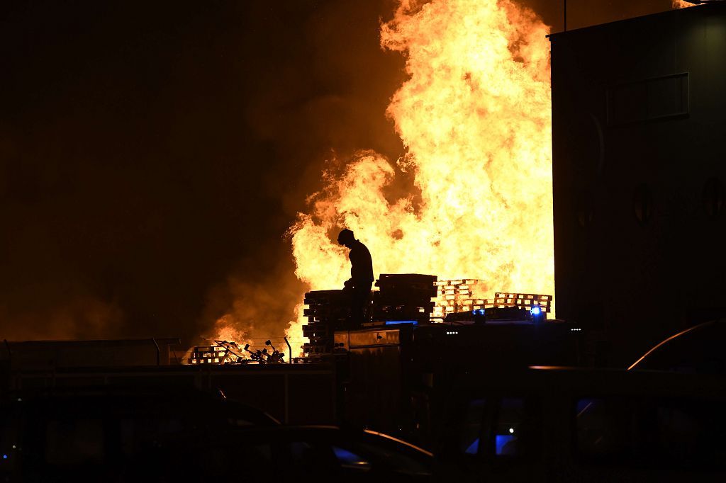 Estas son las imágenes que el aparatoso incendio de Puente Tocinos ha dejado este sábado