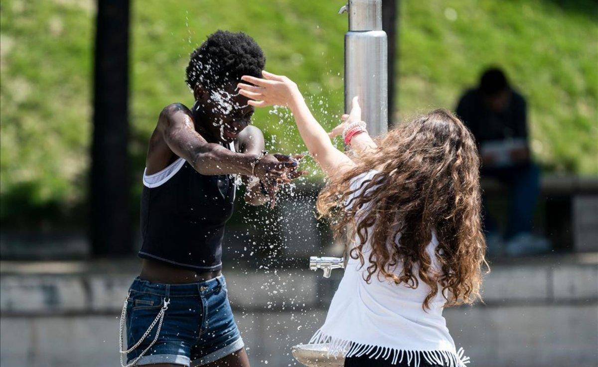 Niños juegan con agua en la plaza de Estalingrado, en París.