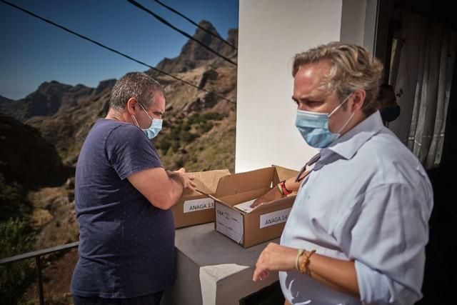 Recorrido con farmacéuticos por varios caseríos de Anaga, donde reparten medicamentos y atienden a personas en lugares aislados o con problemas para desplazarse  | 05/08/2020 | Fotógrafo: Andrés Gutiérrez Taberne