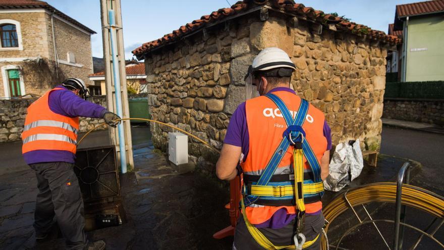 Instalación de la fibra óptica en el medio rural por parte de trabajadores de la operadora Adamo. | Cedida