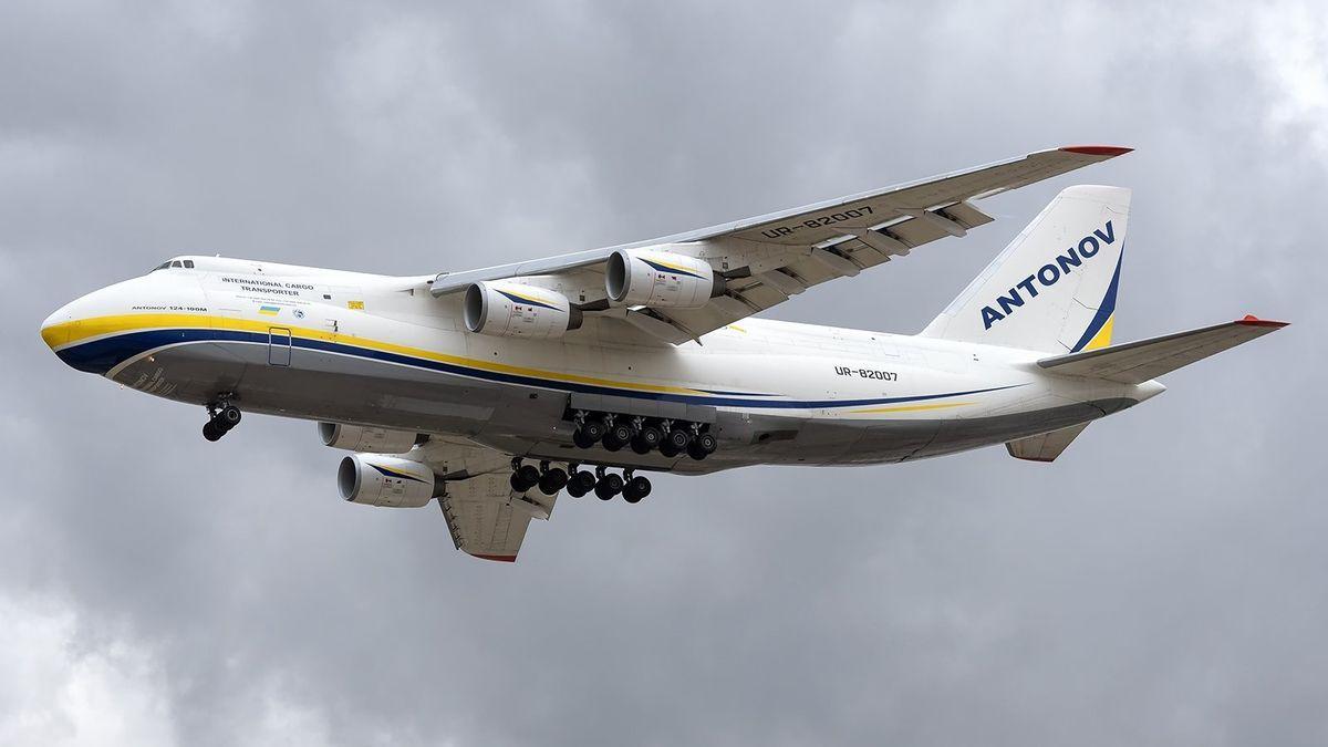 Momento del aterrizaje del Antonov AN-124 en Manises procedente de Leipzig.