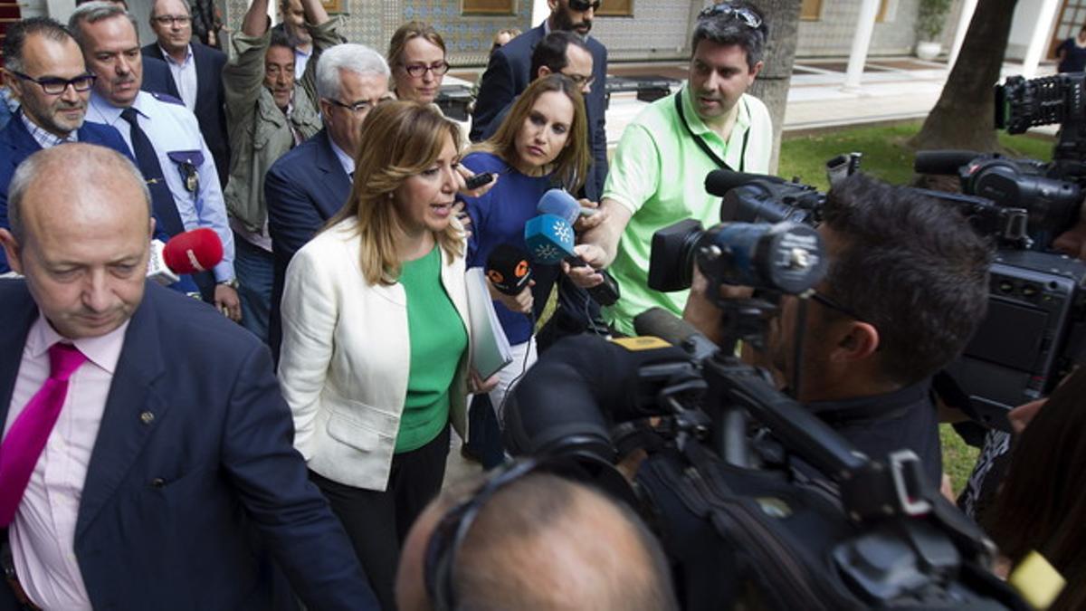 La presidenta andaluza, Susana Díaz, atiende a los medios, ayer, tras la sesión de control al ejecutivo.
