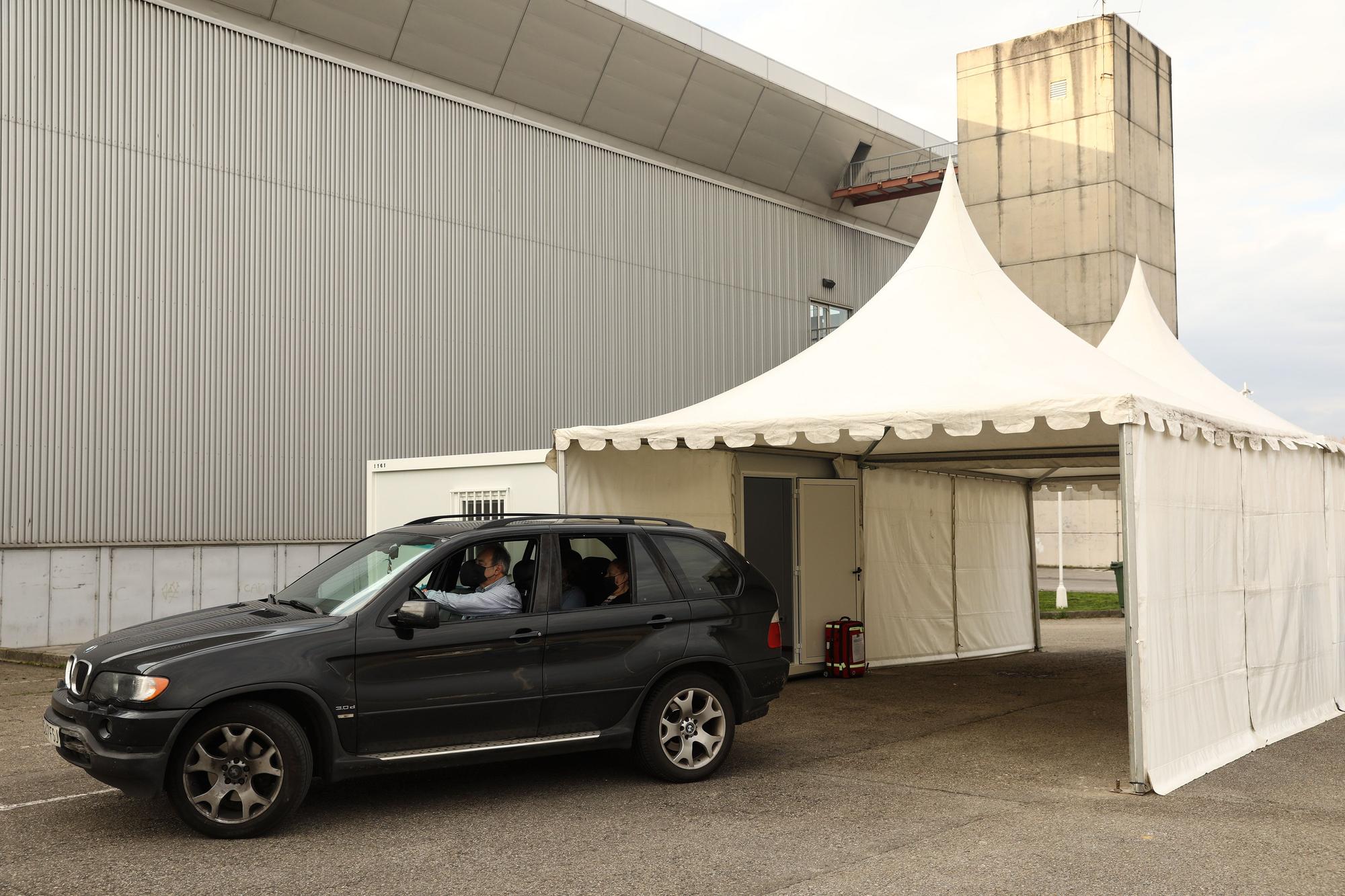 Gijón estrena su punto de vacunación desde el coche en el Palacio de los Deportes