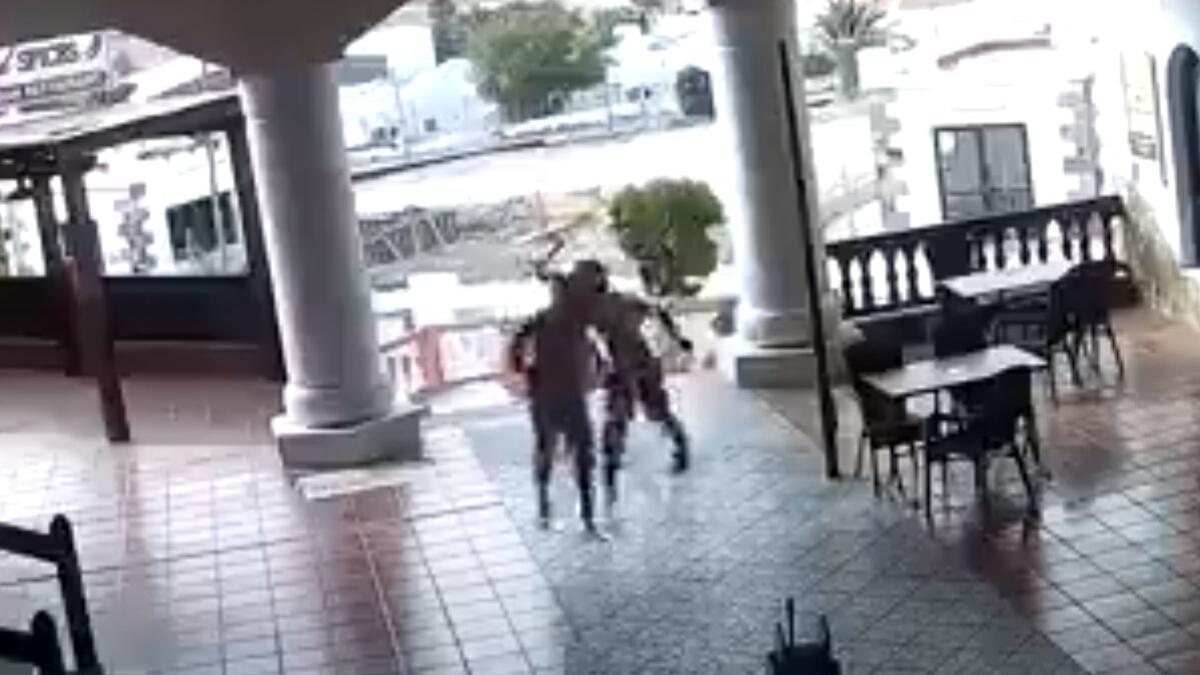 Un frame del vídeo donde se ve como intentan atacar con un cuchillo a un hombre