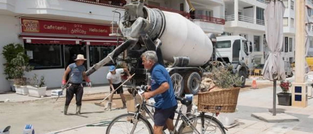 Obras en el paseo marítimo de Altea para reubicar el carril bici