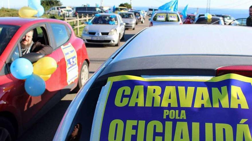 La caravana en favor de la oficialidad del asturiano, ayer, en el Cabo Peñas.