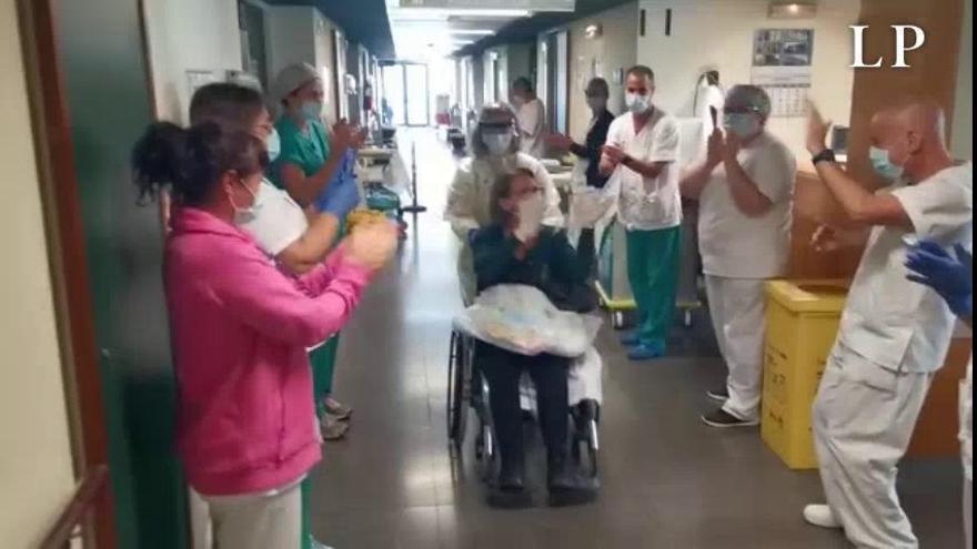 Coronavirus en Canarias | Paciente dada de alta en el Hospital Insular de Gran Canaria