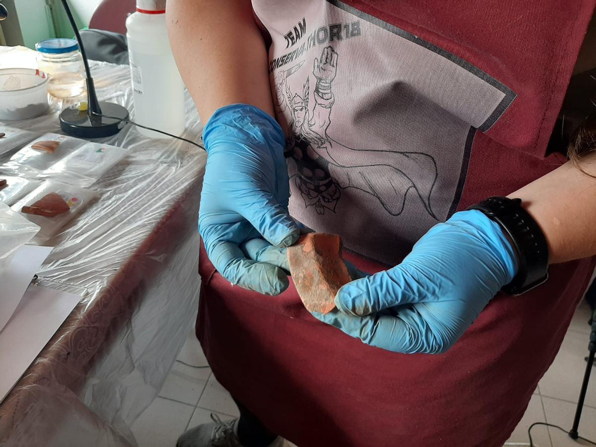 Así se limpian y clasifican los restos encontrados en el yacimiento de Lucus Asturum de Llanera