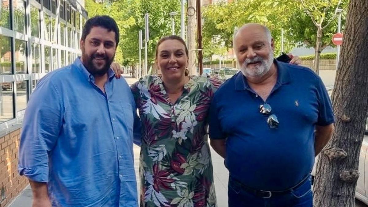 Raquel Iglesias, presidenta de Somos Cáceres, con David García y Salvador Marcet, de UM.