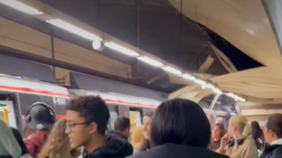 Parte del techo de la estación de Carpetana caído en la catenaria de la Línea 6 de Metro de Madrid.