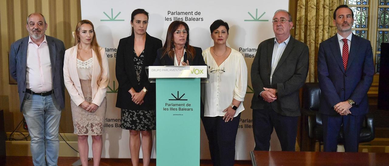 Manuela Cañadas, junto a los seis diputados de Vox, ayer en su primera rueda de prensa como portavoz del grupo parlamentario.