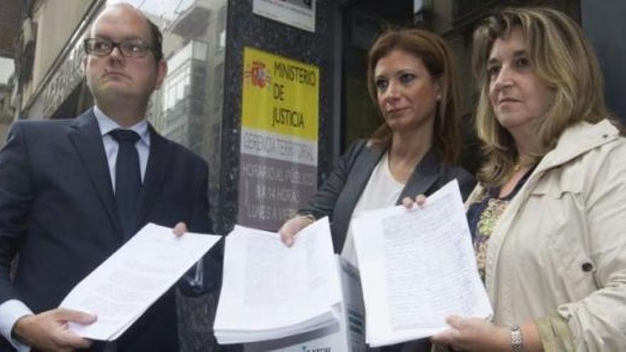 La hermana de la víctima junto al abogado de la familia y la presidenta de la Asociación Stop Accidentes.