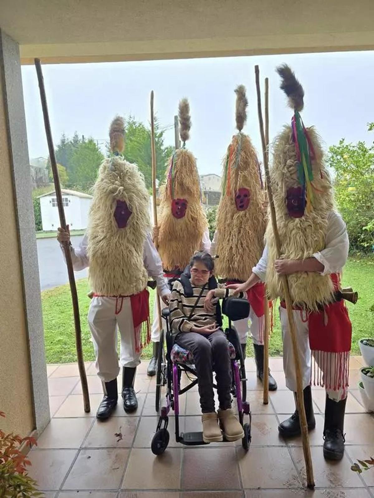 Elena, con un grupo de Sidros de Valdesoto