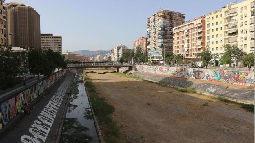 Foto del cauce del Guadalmedina tomada desde el otro lado del río .