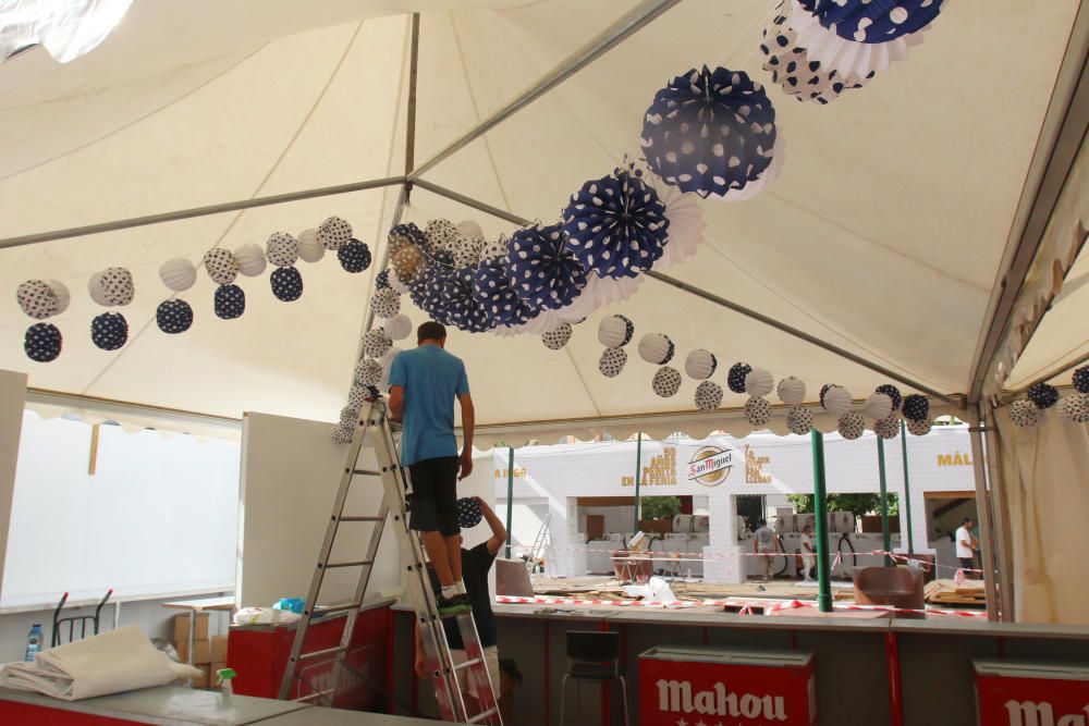 Las calles del centro de la ciudad y la plaza de la Constitución se ''visten'' para los días de fiesta que están a punto de llegar