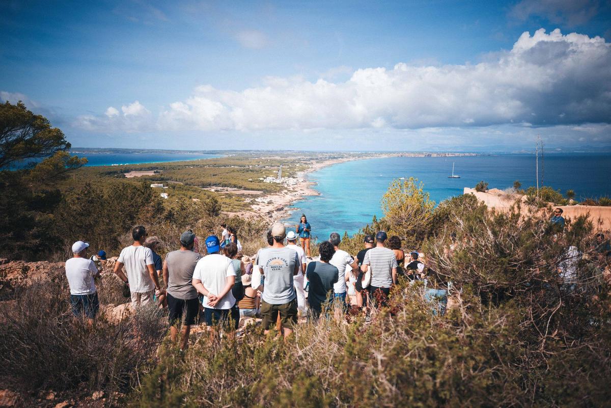 En esta edición especial, el festival volverá a reunir a tan solo 350 personas en un entorno natural incomparable, consolidando su formato íntimo, sostenible y profundamente vinculado a la isla
