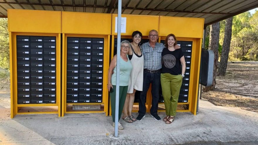 L'alcaldessa i representants de l'entitat veïnal davant del bloc de bústies