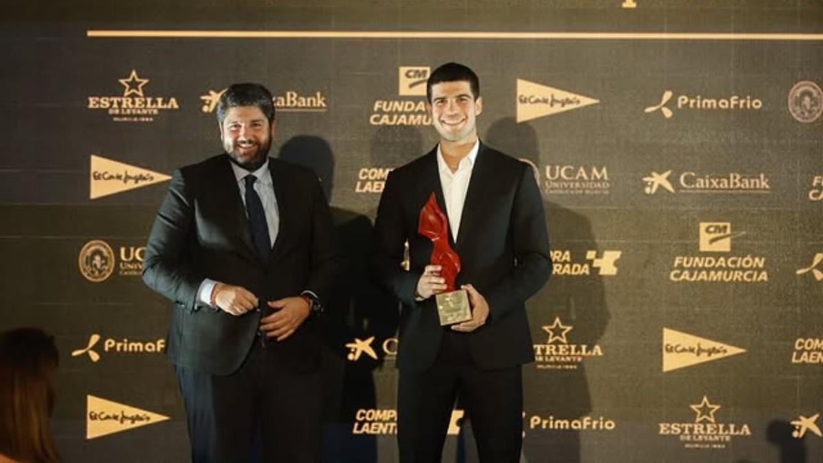 Carlos Alcaraz, galardonado en su tierra