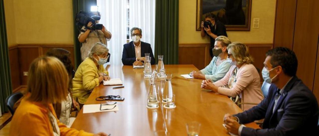 Por la izquierda, Lara Martínez, Marina Pineda, Ana González, Ángel Jaime, Ana Rodríguez, Maritina Medio y Gustavo Alonso, ayer en la reunión en el Ayuntamiento. | Marcos León