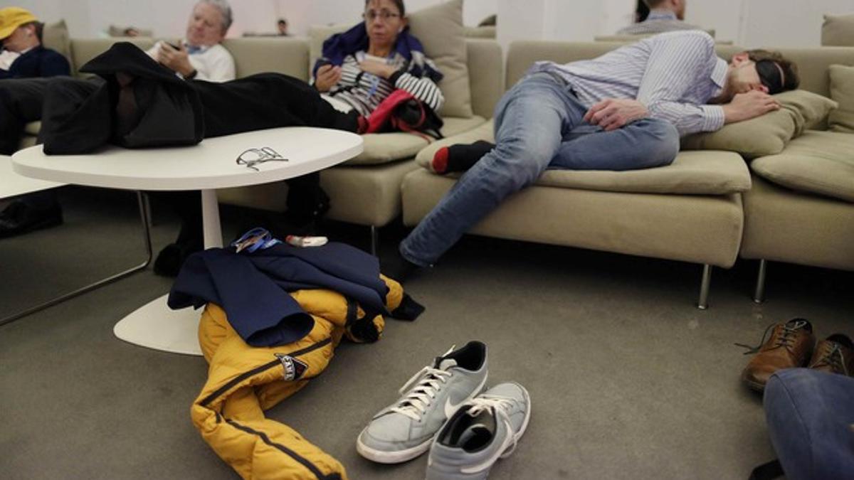 Observadores de la cumbre del clima de París descansan en un receso de las negociaciones, esta madrugada.