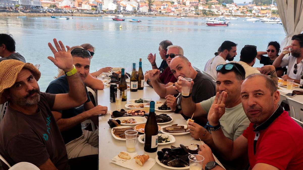 Asistentes a la fiesta gastronómica de A Illa. a
