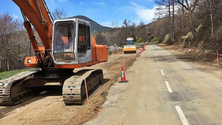 Les màquines que ja han començat a treballar en la remodelació de la carretera LV-4036