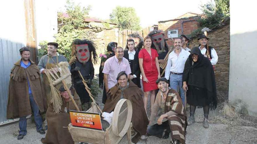 Personajes de la mascarada de &quot;El Atenazador&quot;, de San Vicente de la Cabeza. Con ellos, San Damián y José Luis Prieto.