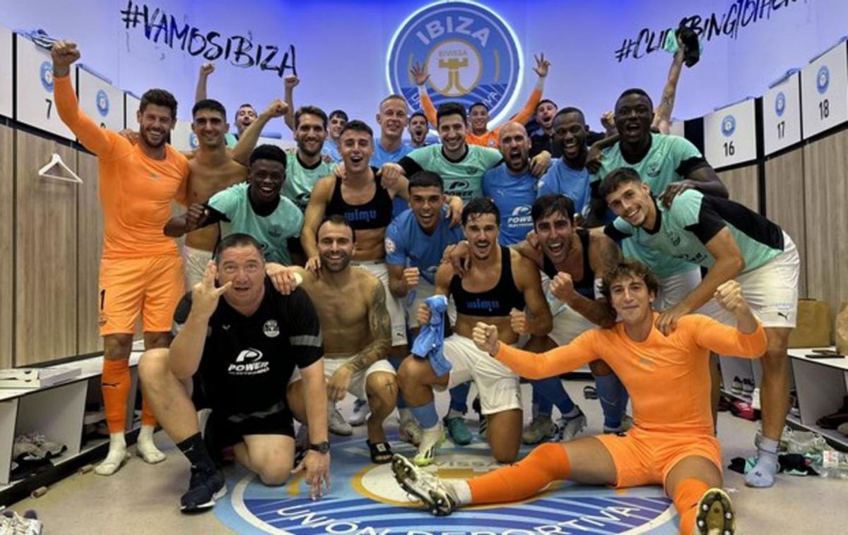 Los jugadores del Ibiza celebran en el vestuario su triunfo ante el Atlético Baleares. | IBIZA