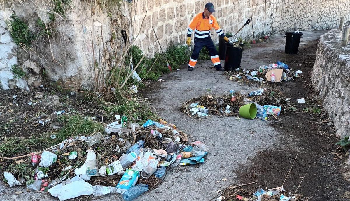 Alcoy retira 2500kg de basura en el Portal de Cocentaina