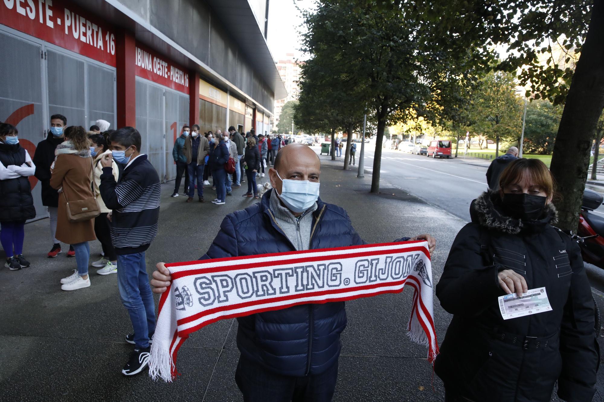 Colas en El Molinón para comprar las entradas para el partido ante el Lugo