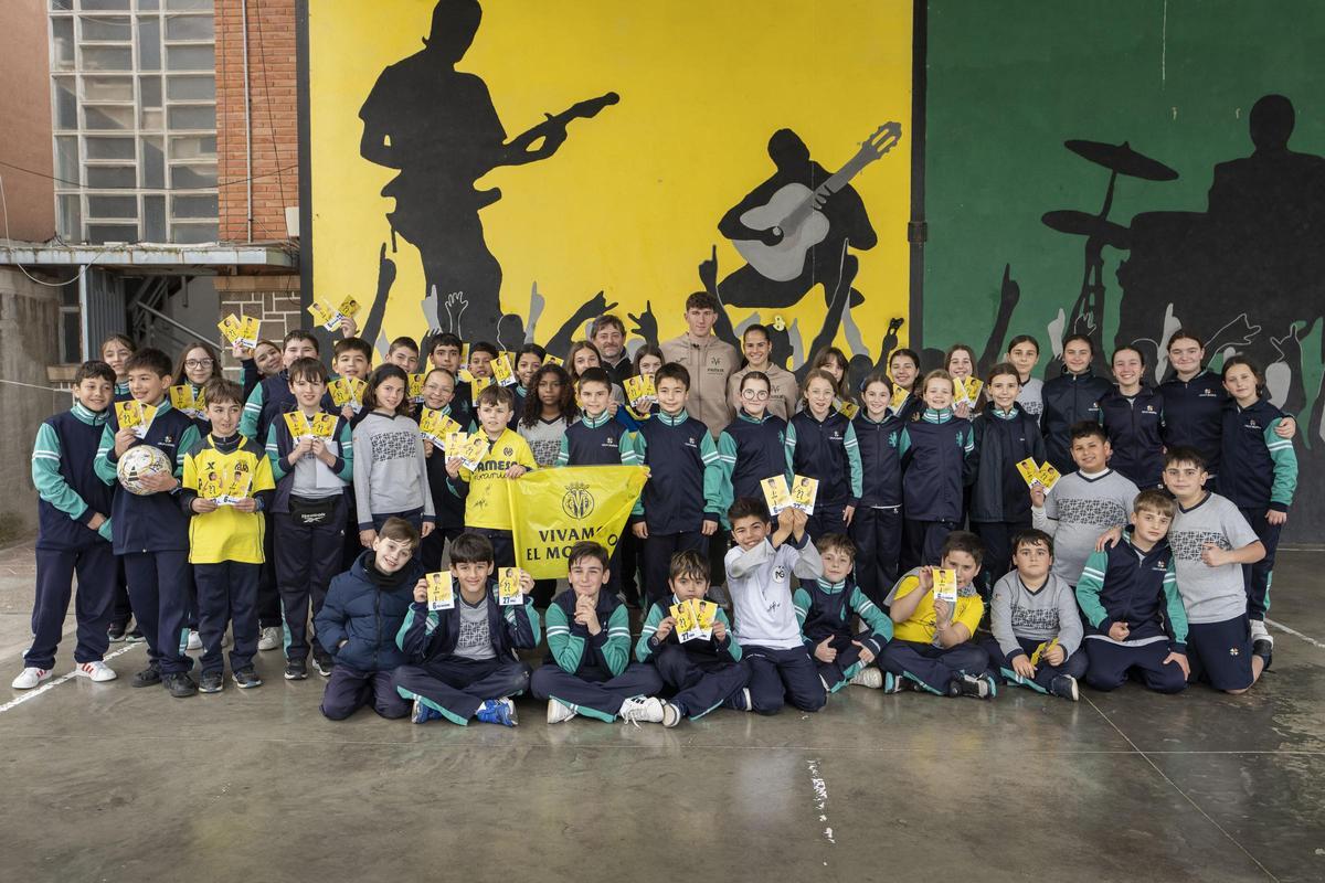 Los jugadores del Villarreal Pau Navarro y Luna Figols ha visitado el colegio Villa Fátima de Burriana gracias a la actividad ‘Una Estrella en Tu Cole’.