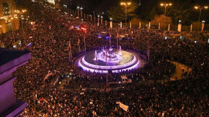 Miles de personas se manifiestas en la plaza de Cibeles de Madrid. // Efe