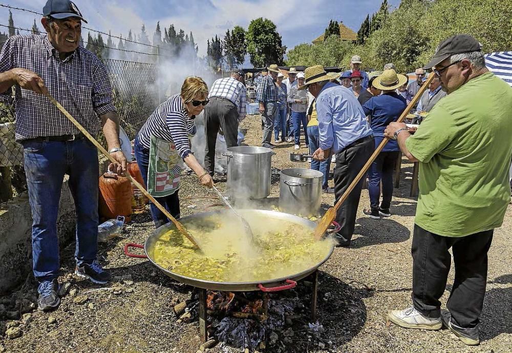 Traditionell zieht es die Mallorquiner am Ostermontag zu kleinen Kapellen, um die Auferstehung Jesu zu feiern. Diese Wanderungen werden pancaritats genannt. Ein Hingucker sind große paellas, die in riesigen Pfannen zubereitet werden.