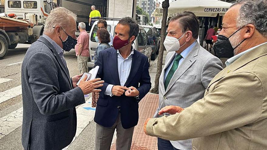 Por la izquierda, Juan García, Nacho Cuesta, Alfredo Canteli y Rafael Cordero, ayer, visitando la avenida de Galicia. | LNE